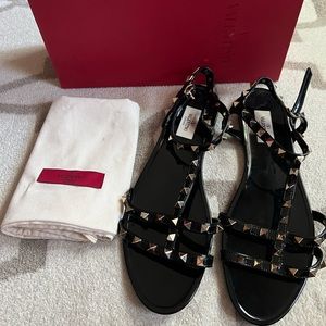 Authentic EUC Valentino Garavani Rockstud Flat Rubber Sandal in Black Size 41/11